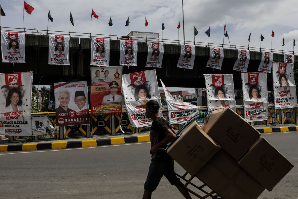 alat peraga kampanye calon legislatif peserta Pemilu 2024 terpasang memenuhi kawasan Pinangsia, Jakarta Barat, Selasa (16/1/2024).