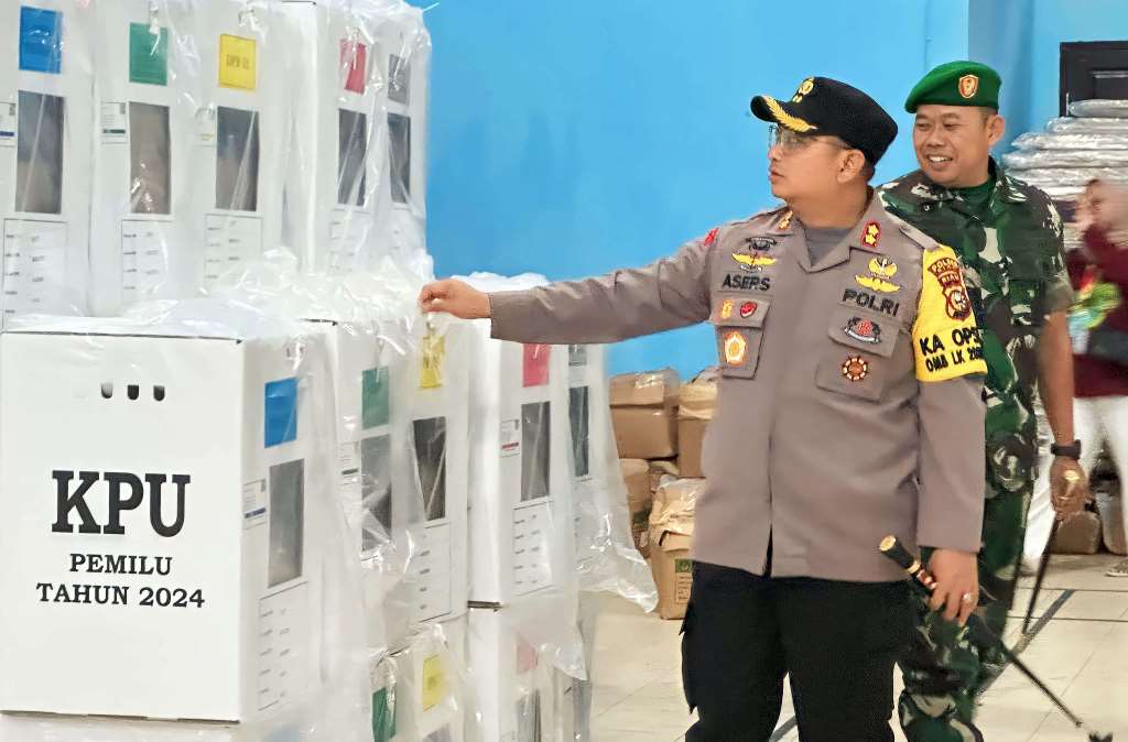 Kapolres Siak AKBP Asep Sujarwadi bersama Dandim 0322 Siak Letkol Arh Riyanto Budi Nugroho di gudang logistik Pemilu PPK Kandis-Minas, Siak.