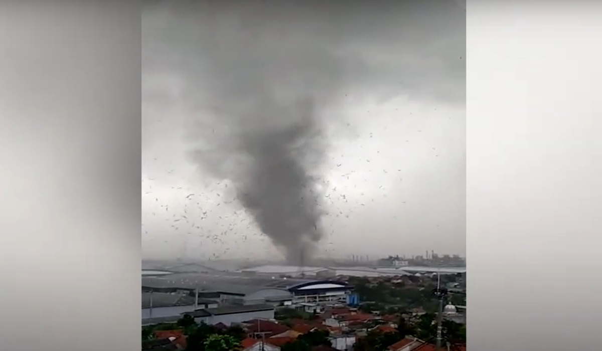 Kepala BMKG Dwikorita Karnawati mengungkapkan angin kencang masih akan terjadi selama Maret-April.