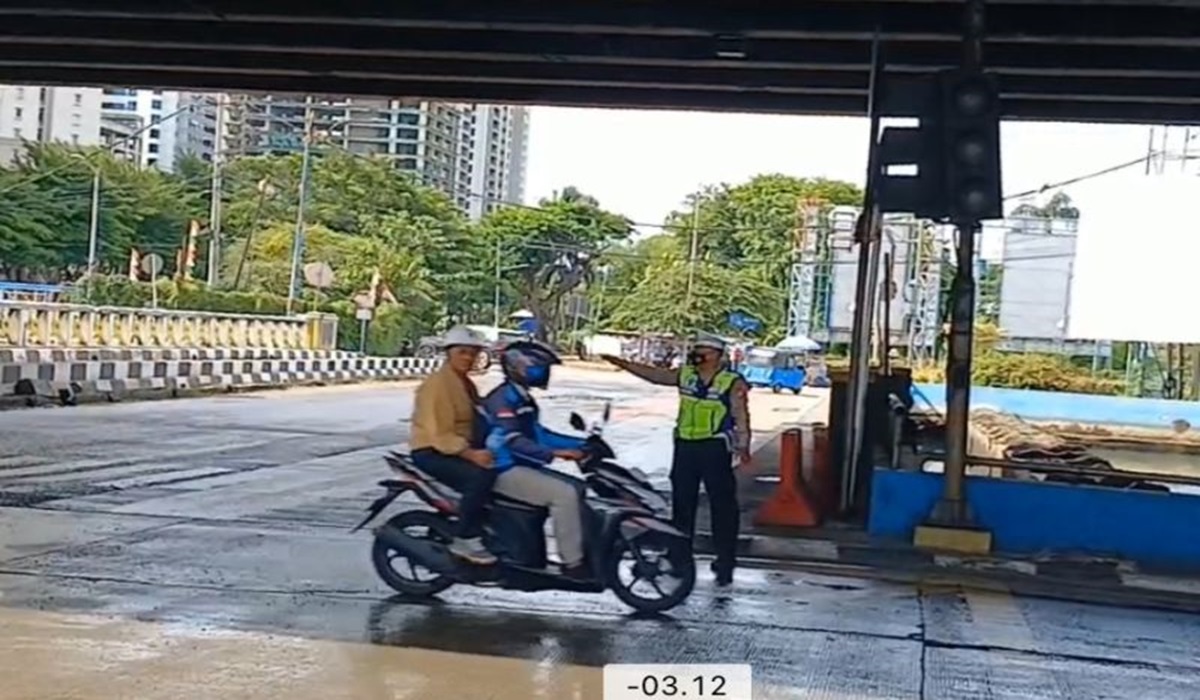 Petugas Satlantas mengatur arus lalu lintas di Jalan RE Martadinata, Jakarta Utara yang semrawut akibat lampu lalu lintas mati, Minggu (4/2)