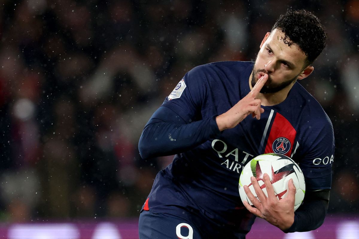 Pemain PSG Goncalo Ramos berselebrasi usai cetak gol ke gawang Rennes.