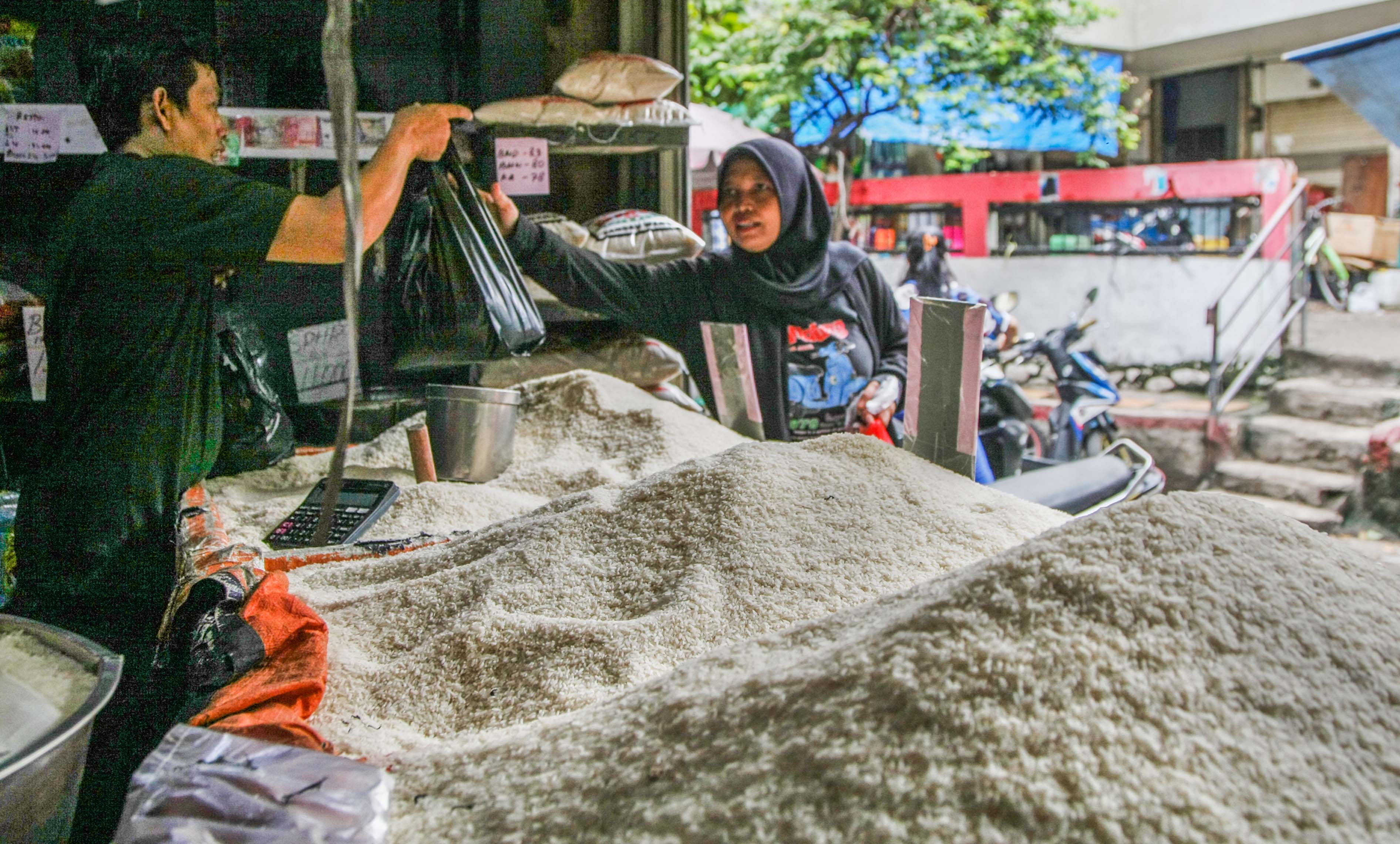 Pedagang tengah melayani pembeli beras kualitas premium di Pasar Gembrong