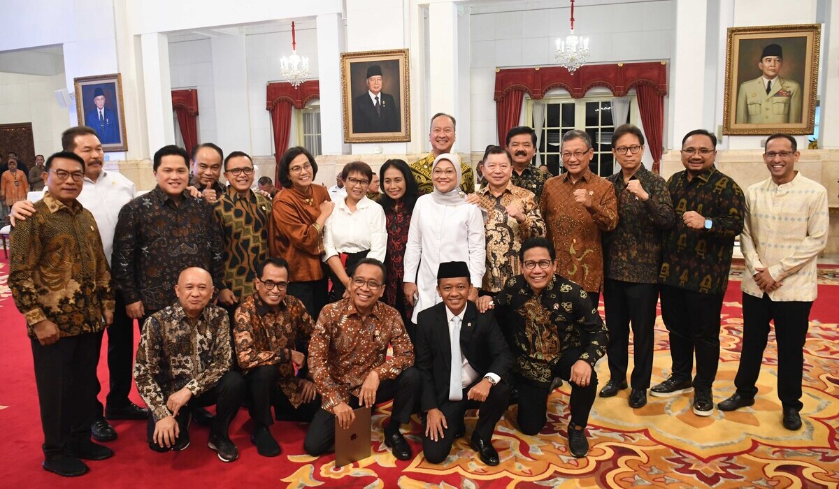 Sejumlah menteri Kabinet Indonesia Maju berfoto bersama sebelum mengikuti sidang kabinet paripurna di Istana Negara, Jakarta, Agustus 2023.