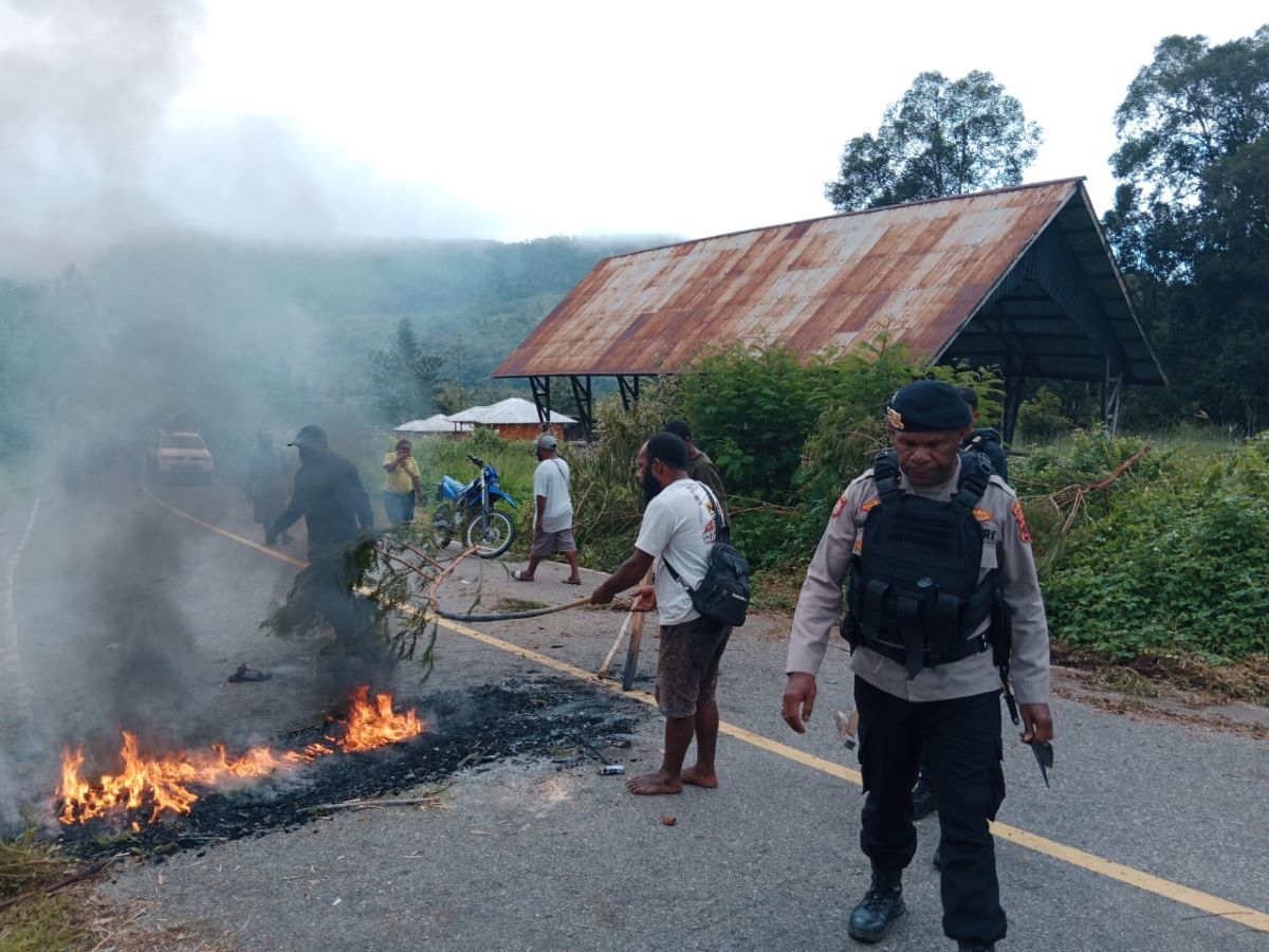 Masyarakat memalang jalan di Kampung Wangkun, Distrik Abenaho, Kabupaten Yalimo, Papua, Kamis (15/2) karena kotak suara dipindah