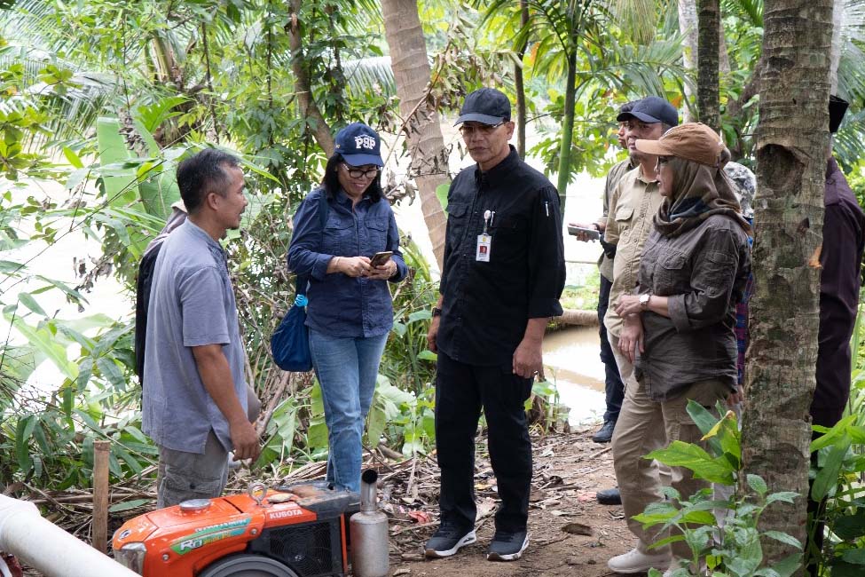Dirjen PSP Kementan Ali Jamil meninjau fasilitas irigasi perpompaan di beberapa kelompok tani di Jawa Barat.