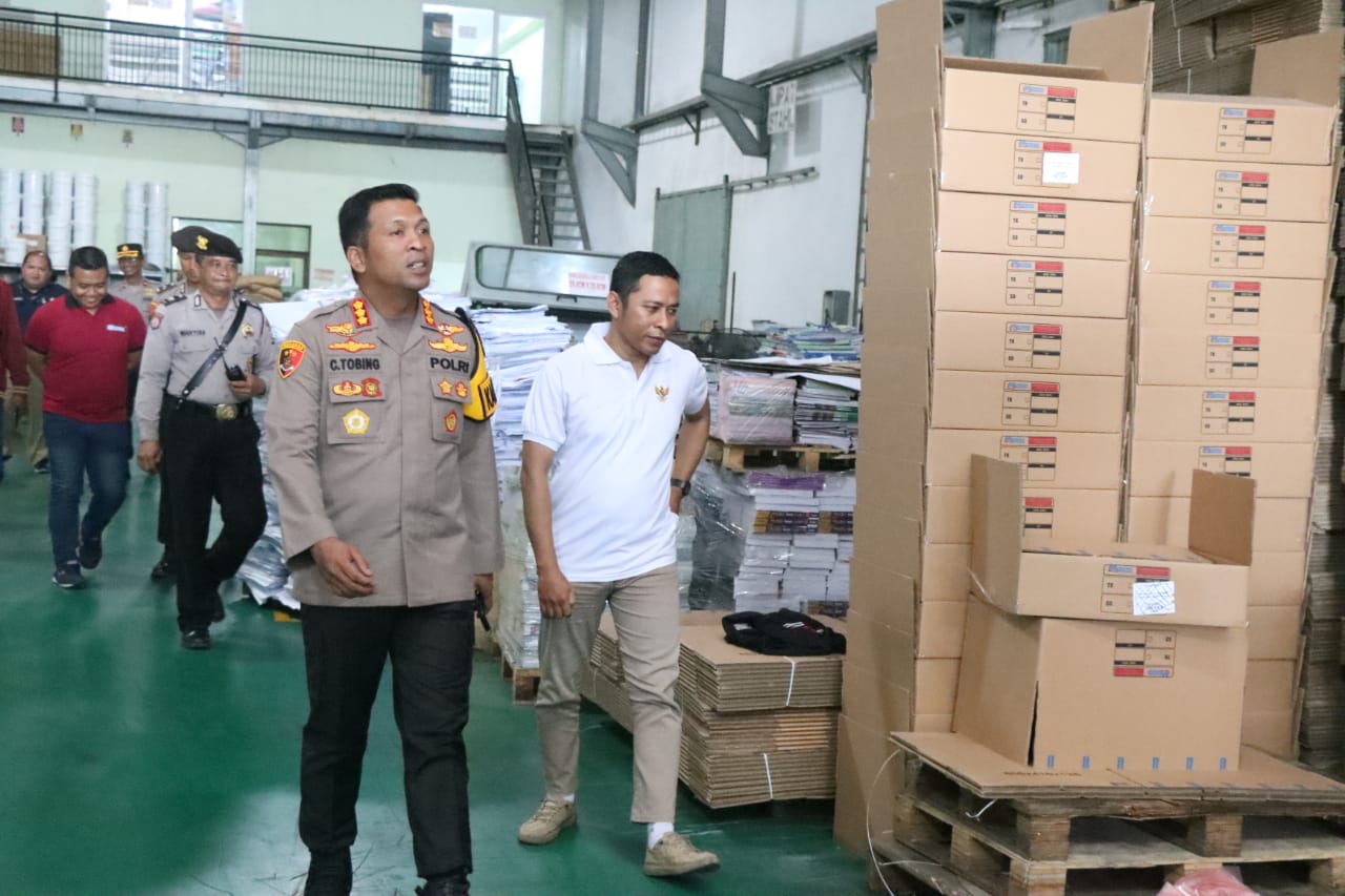 Ilustrasi - Pendistribusian logistik Pemilu 2024 ke berbagai daerah mendapat pengawalan dari polri, sesuai nota kesepahaman Polri dan KPU.