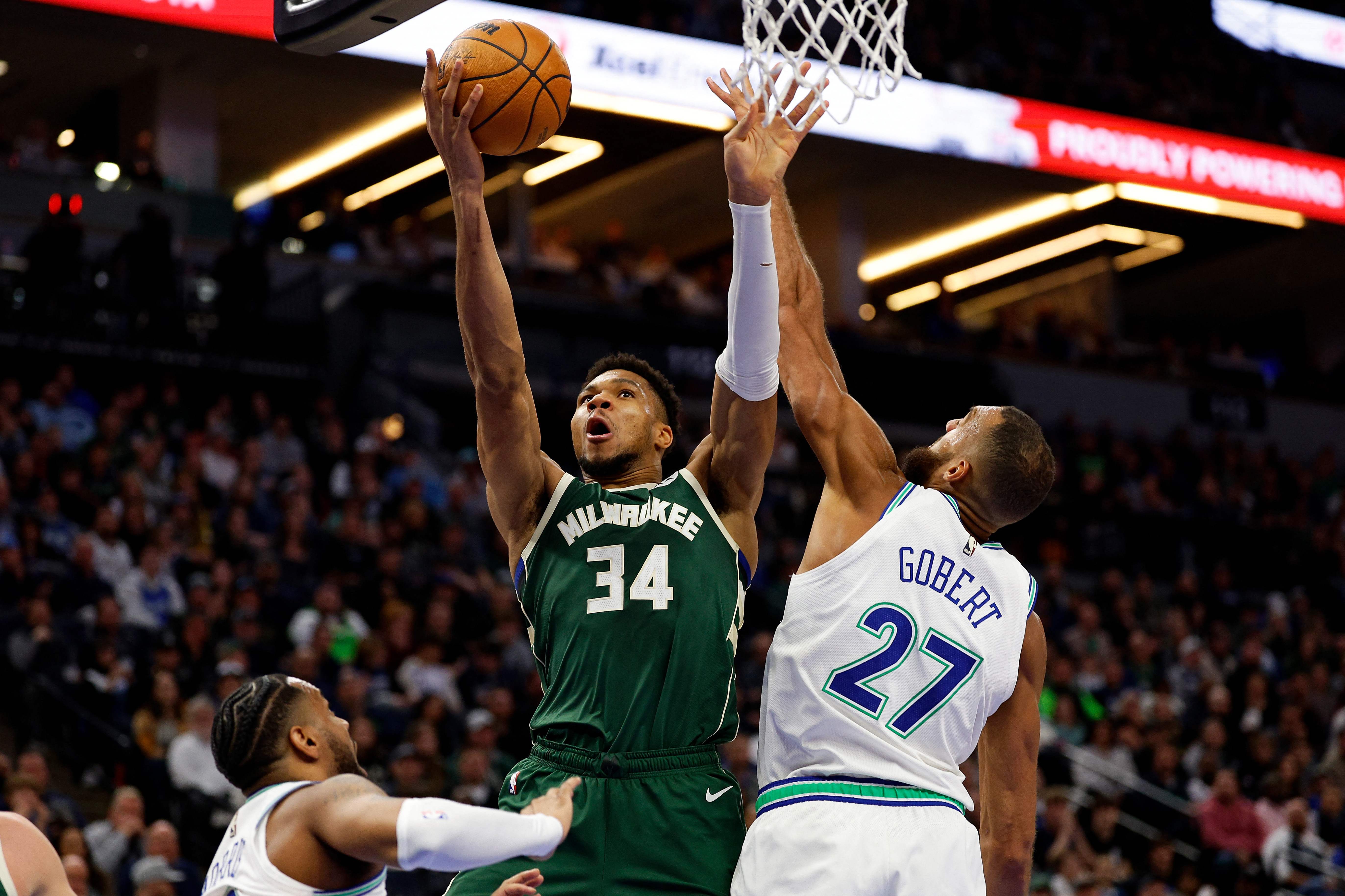 Giannis Antetokounmpo dari Milwaukee Bucks melakukan tembakan saat melawan Minnesota Timberwolves