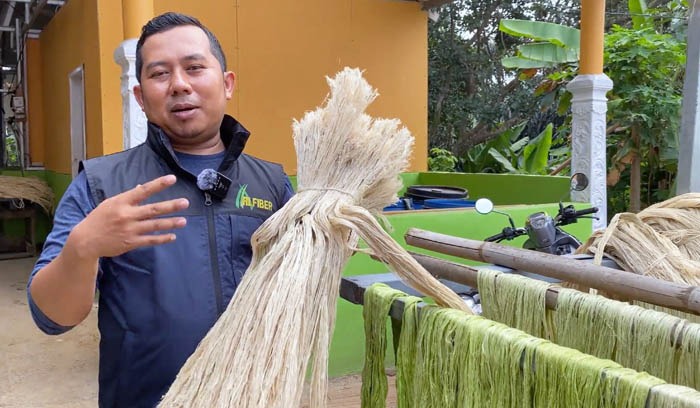 Alan Sahroni dari Subang, Jawa Barat. sukses memproduksi olahan limbah daun nanas menjadi serat,