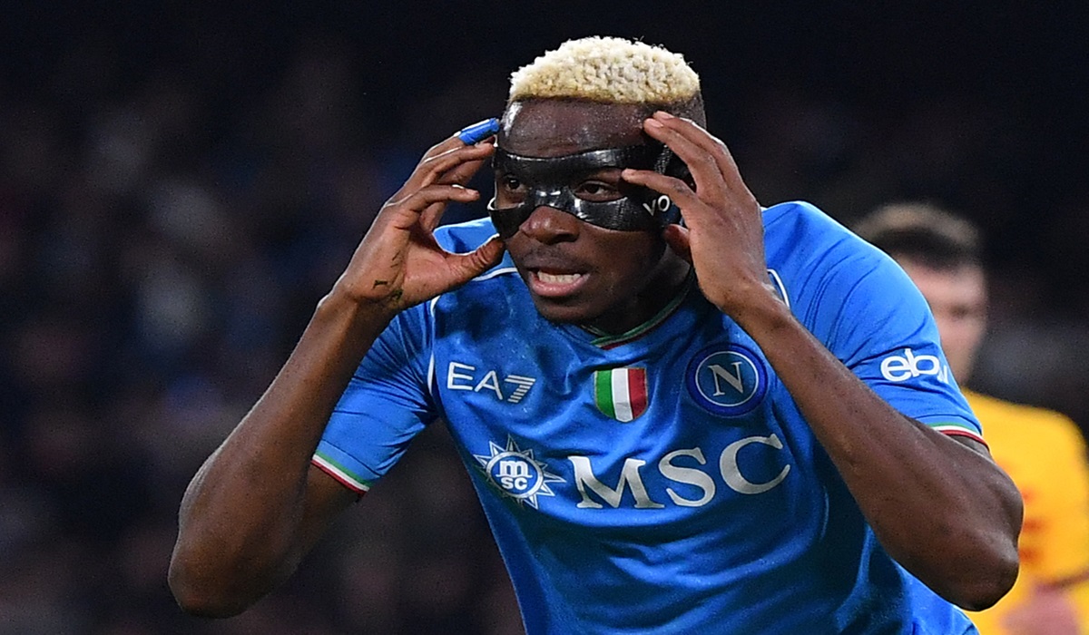 Penyerang Napoli Victor Osimhen melakukan selebrasi usai mencetak gol ke gawang Barcelona di laga leg pertama 16 besar Liga Champions.