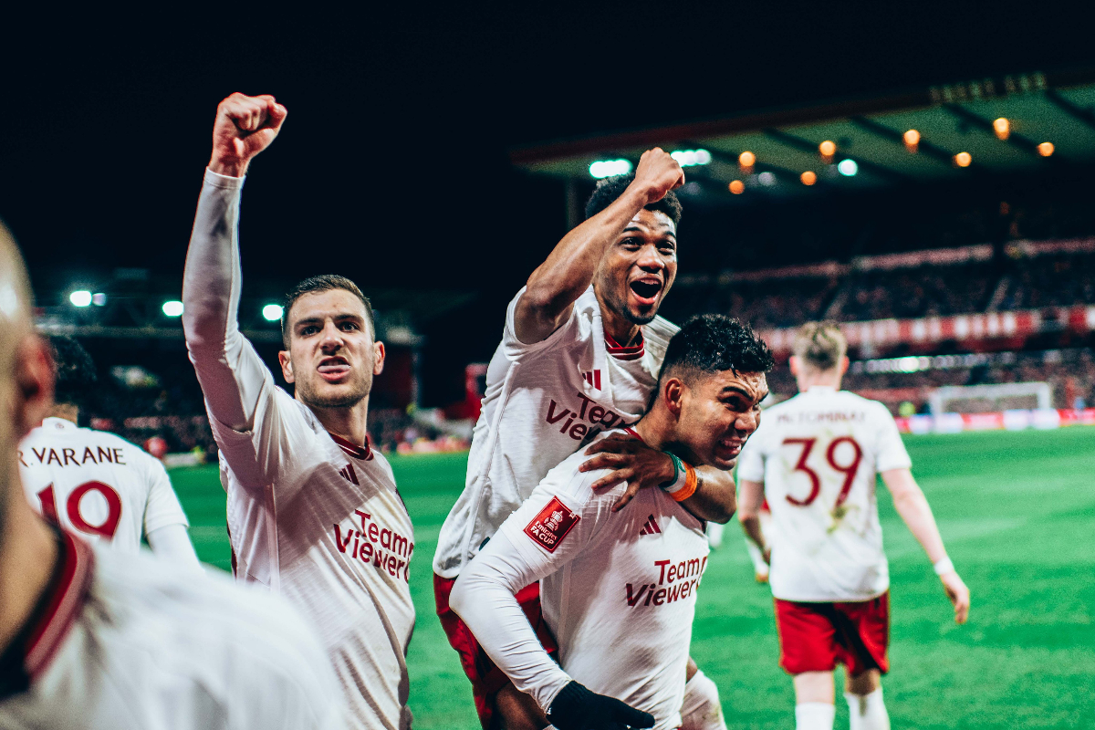 Gelandang Manchester United, Casemiro tengah selebrasi dengan rekan timnya setelah berhasil mengalahkan Nottingham Forest pada Piala FC peka