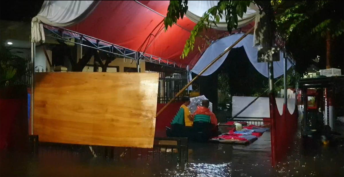 Akibat hujan deras, dua TPS di Kemandoran Pluis terendam banjir 60 sentimeter.