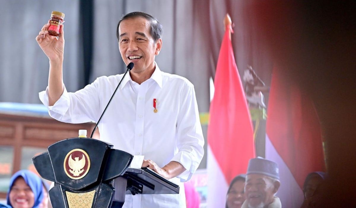 Jokowi memegang produk UMKM 