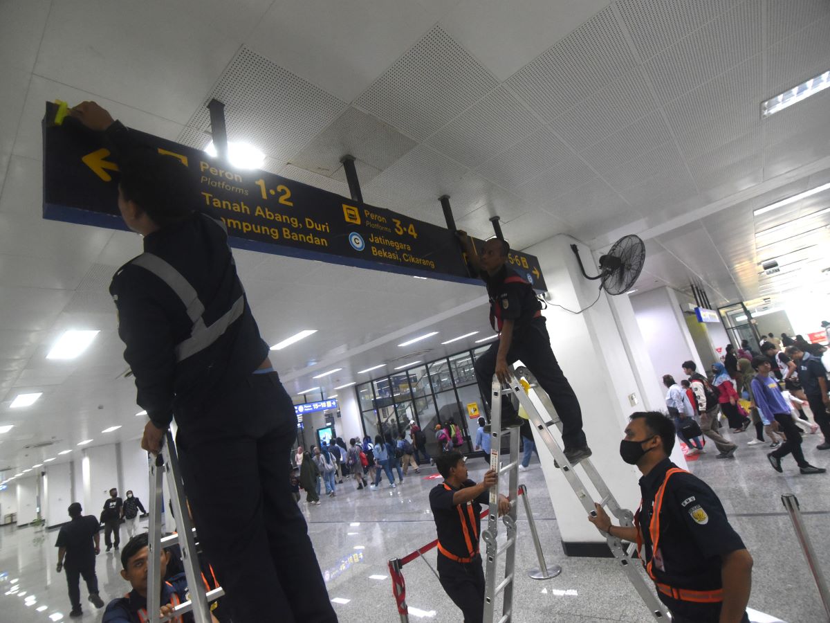 Petugas memasang papan petunjuk peron di Stasiun Manggarai, Jakarta, Sabtu (16/12/2023). 