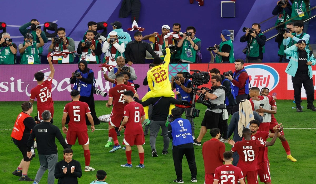 Para pemain Qatar melakukan selebrasi usai melaju ke final Piala Asia dengan mengalahkan Iran