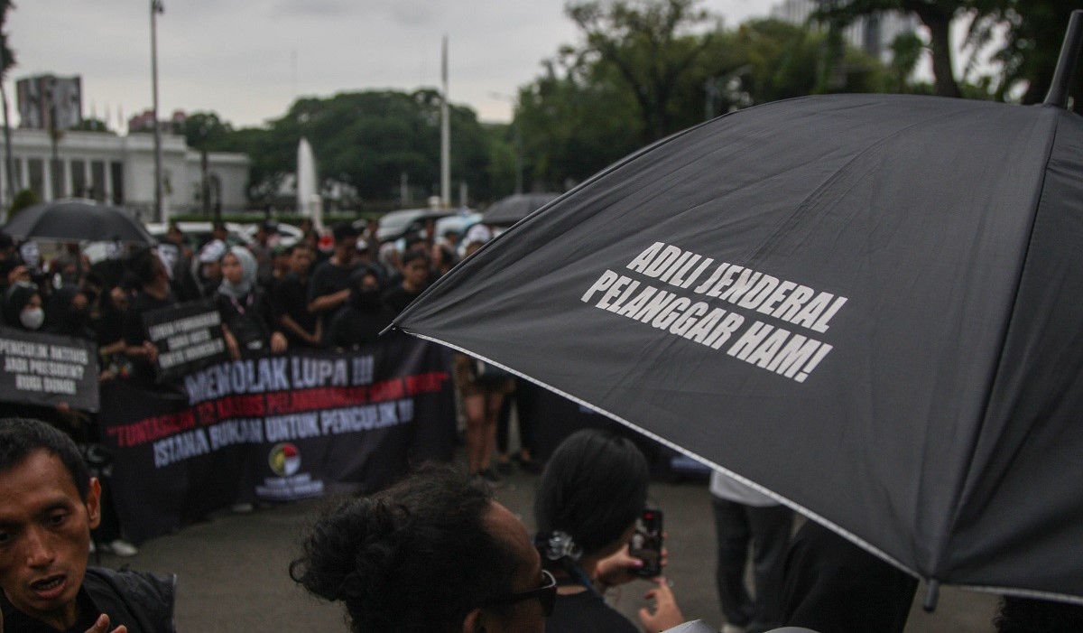 Para para korban pelanggaran HAM berat serta para mantan aktivis 98 mengikuti aksi Kamisan di depan Istana Negara, Jakarta, Kamis (01/02)