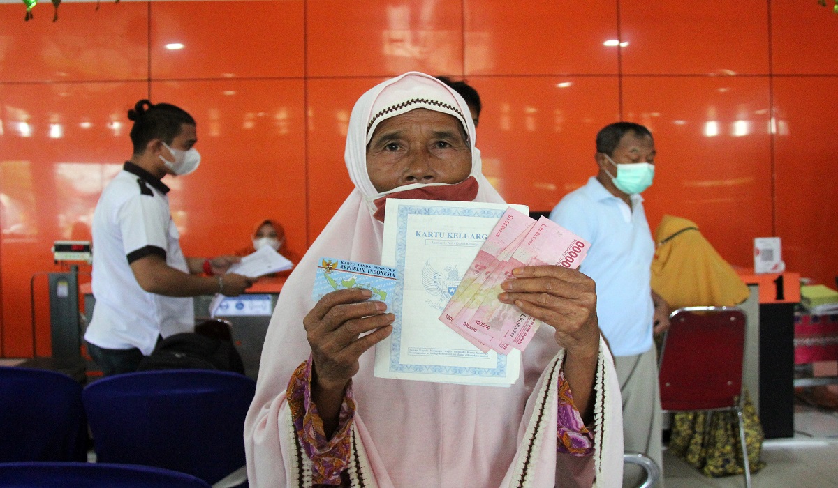Penyaluran Bansos minyak goreng di Kantor Pos Dumai
