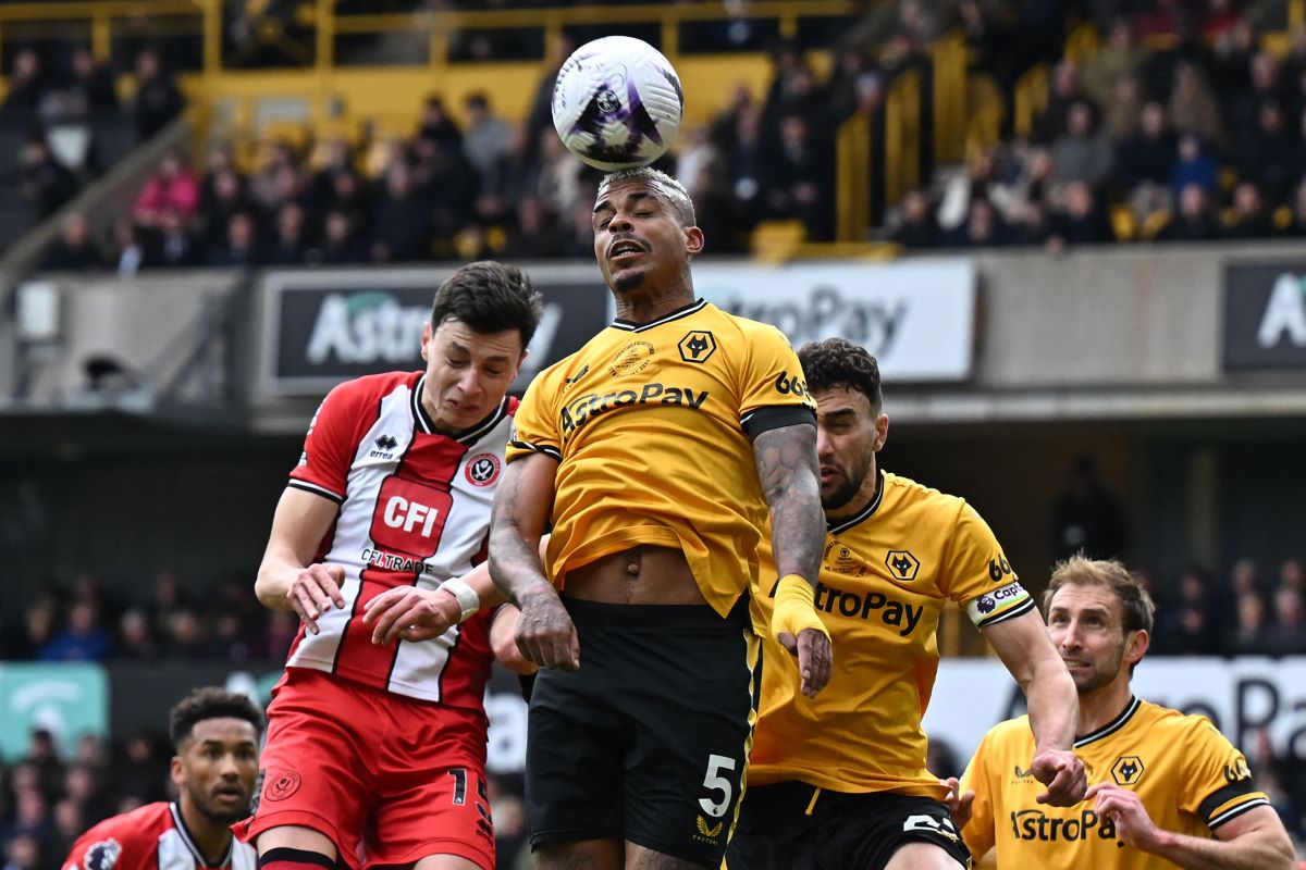 Mario Lemina berebut bola di udara.