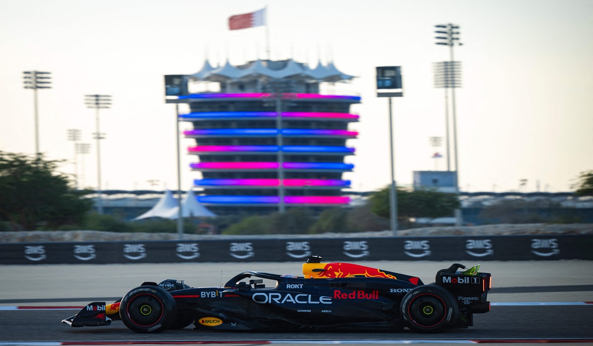 Pembalap Red Bull Max Verstappen saat tampil di uji coba pramusim di Sirkuit Sakhir, Bahrain. 