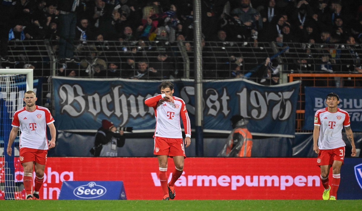 Gelandang Bayern Muenchen Leon Goretzka (tengah) bereaksi di laga Bundesliga melawan Bochum.