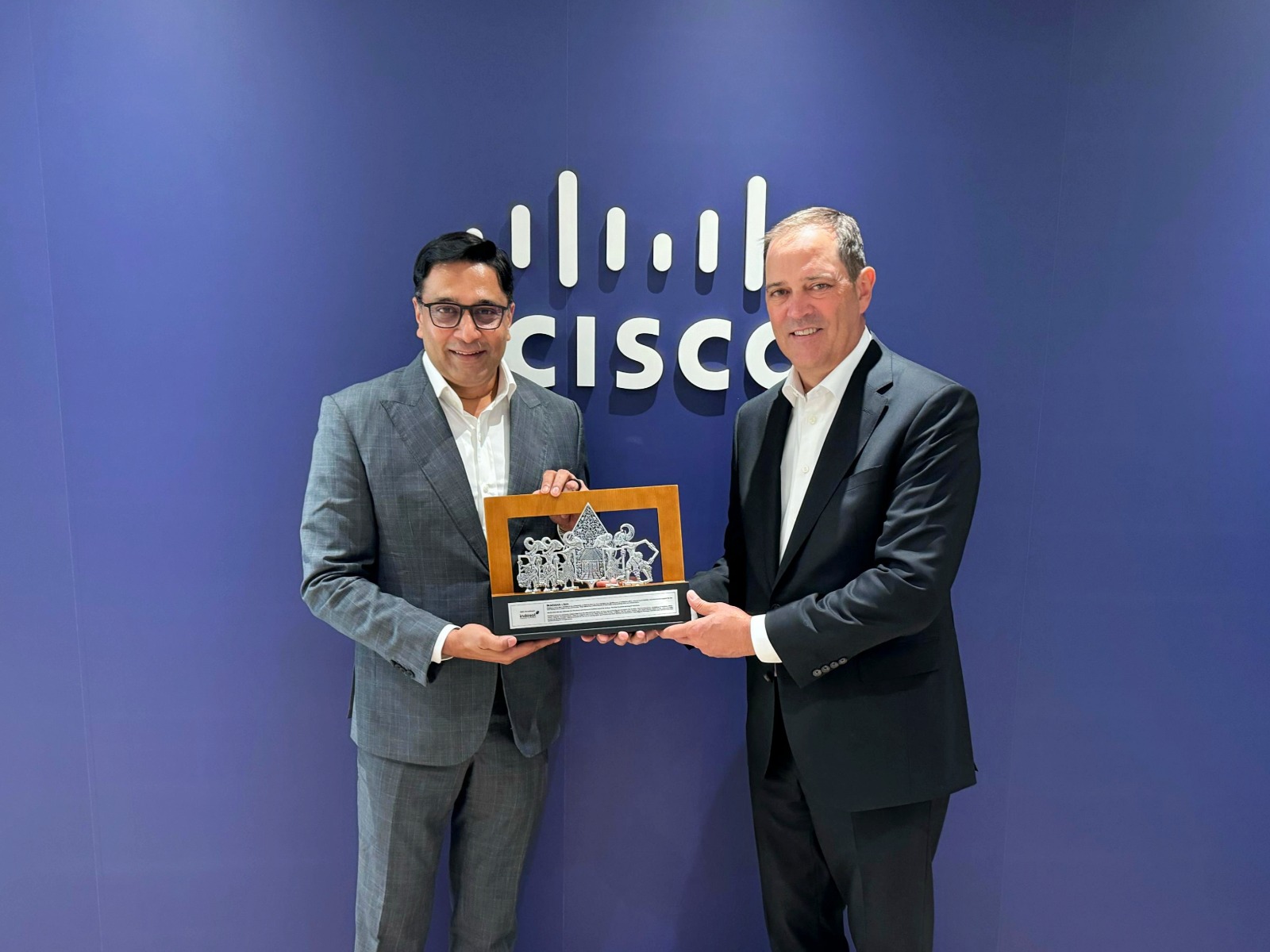 Indosat Ooredoo Hutchison Group dan Cisco menandatangani MoU terkait keamanan siber di Indonesia.