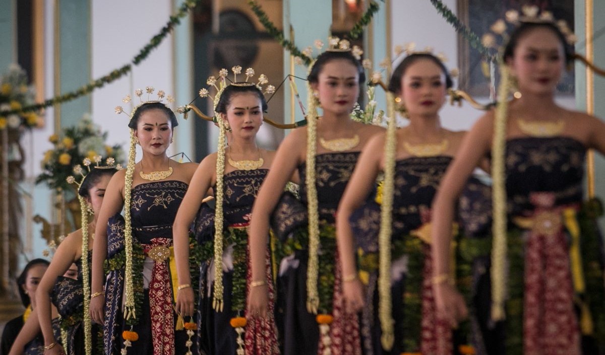 Penari membawakan tarian Bedhaya Anglir Mendhung saat acara Tingalan Jumenengan Mangkunagara X di Pura Mangkunegaran, Solo, Jawa Tengah.