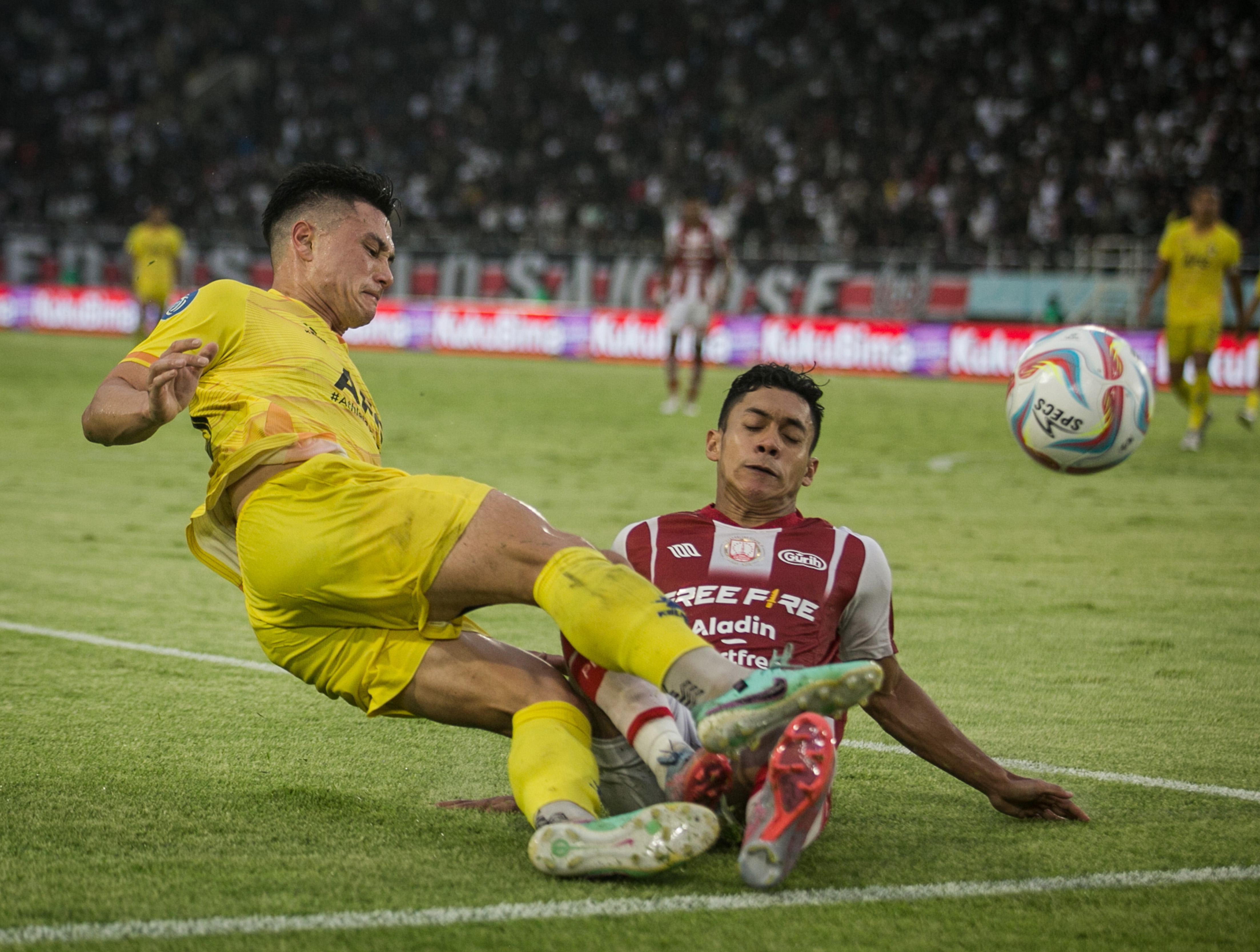 Pesepak bola Persis Solo Althaf Indie Alrizky (kanan) berebut bola dengan pesepak bola Persik Kediri Simen Alexander Santos Lyngbo (kiri).