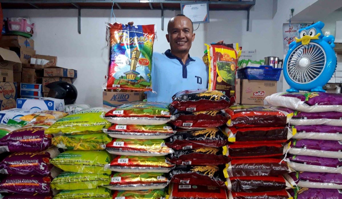 Ilustrasi: pedagang beras di Pasar Bunul, Kota Malang, Jawa Timur, menunjukkan beras medium berbagai merek
