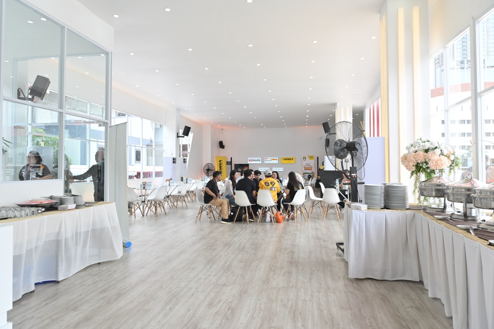 Lounge Outdoor Booth milik Bank Danamon disediakan untuk nasabahnya selama pameran IIMS 2024 di JiExpo Kemayoran, Jakarta.