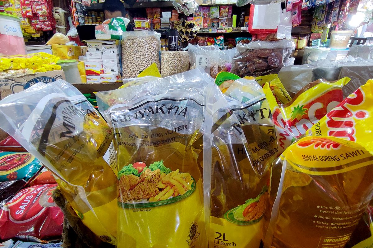 Minyak goreng kemasan produksi pemerintah Minyakita di Pasar Kebayoran, Jakarta.