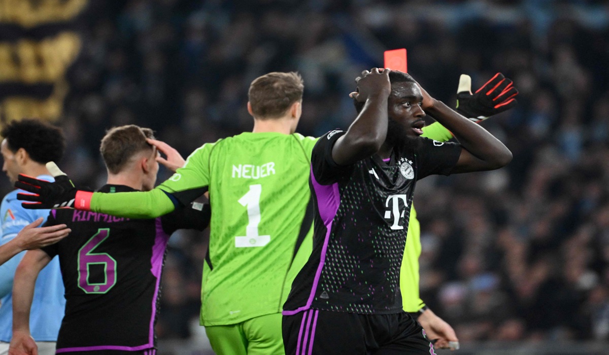 Bek Bayern Muenchen Dayot Upamecano bereaksi usai diganjar kartu merah di laga leg pertama 16 besar Liga Champions di kandang Lazio.