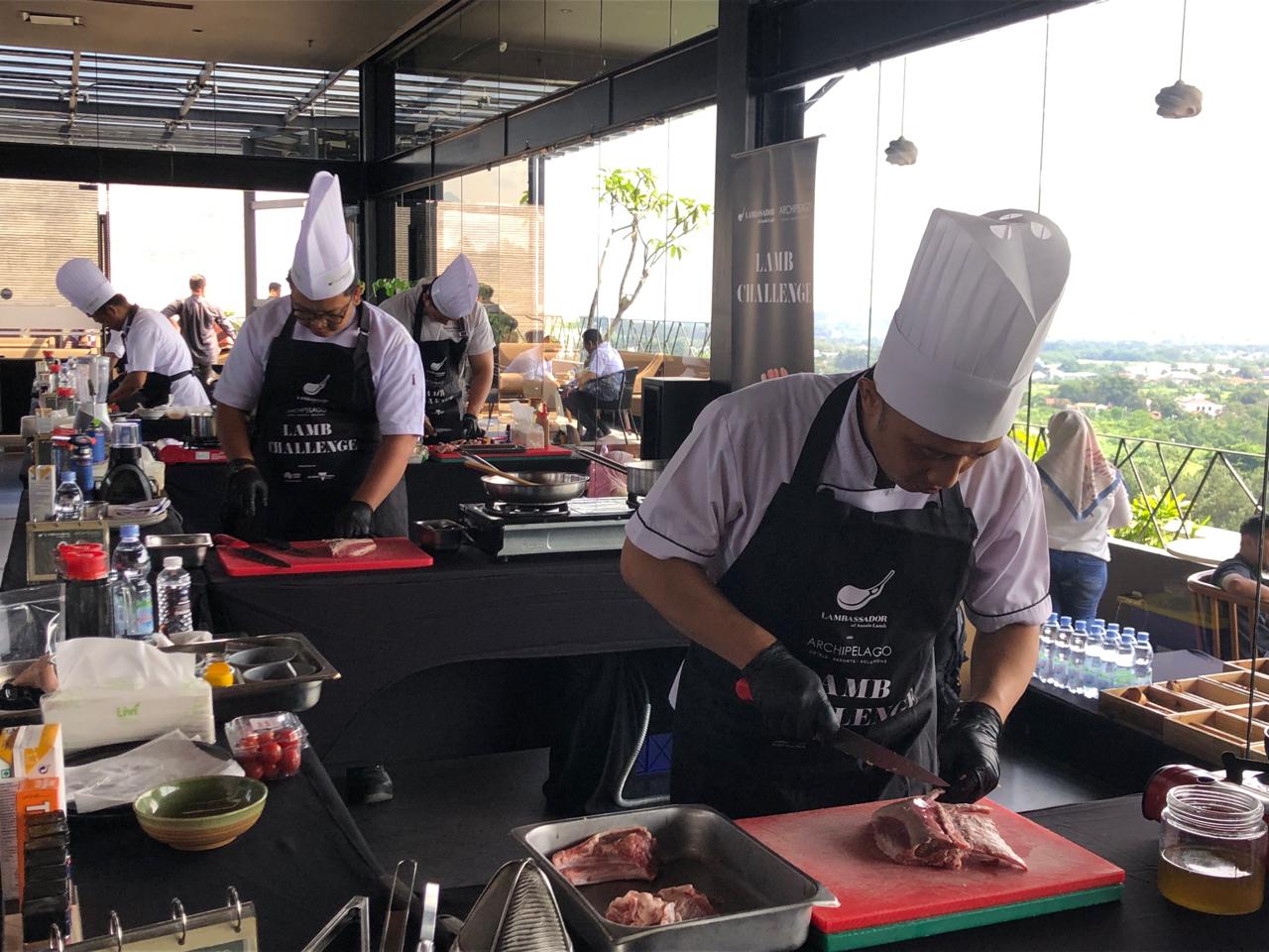 Para chef mengolah daging domba Australia