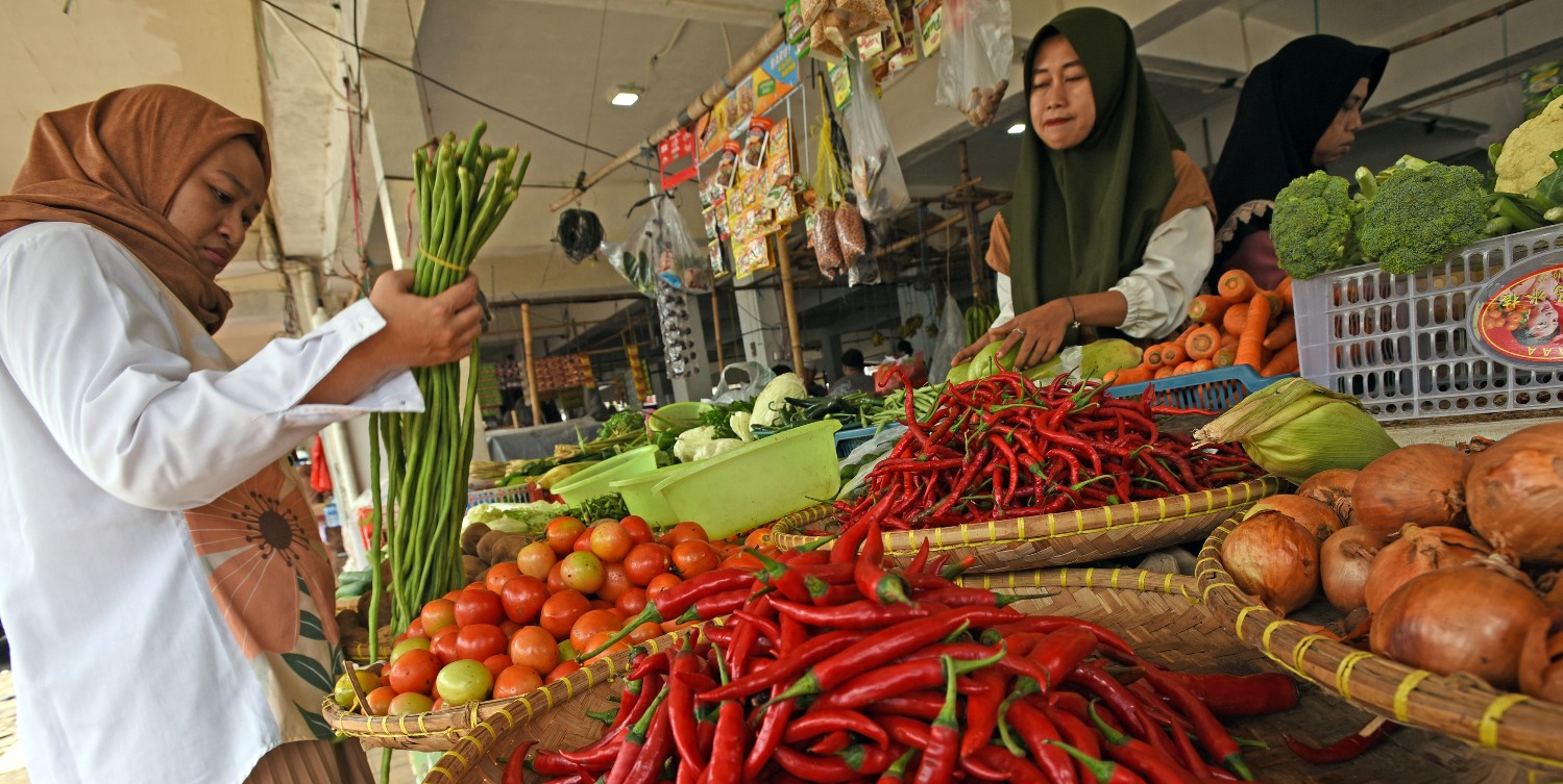 Pedagang sayur melayani pembeli di Pasar Induk Rau, Serang, Banten, kemarin.