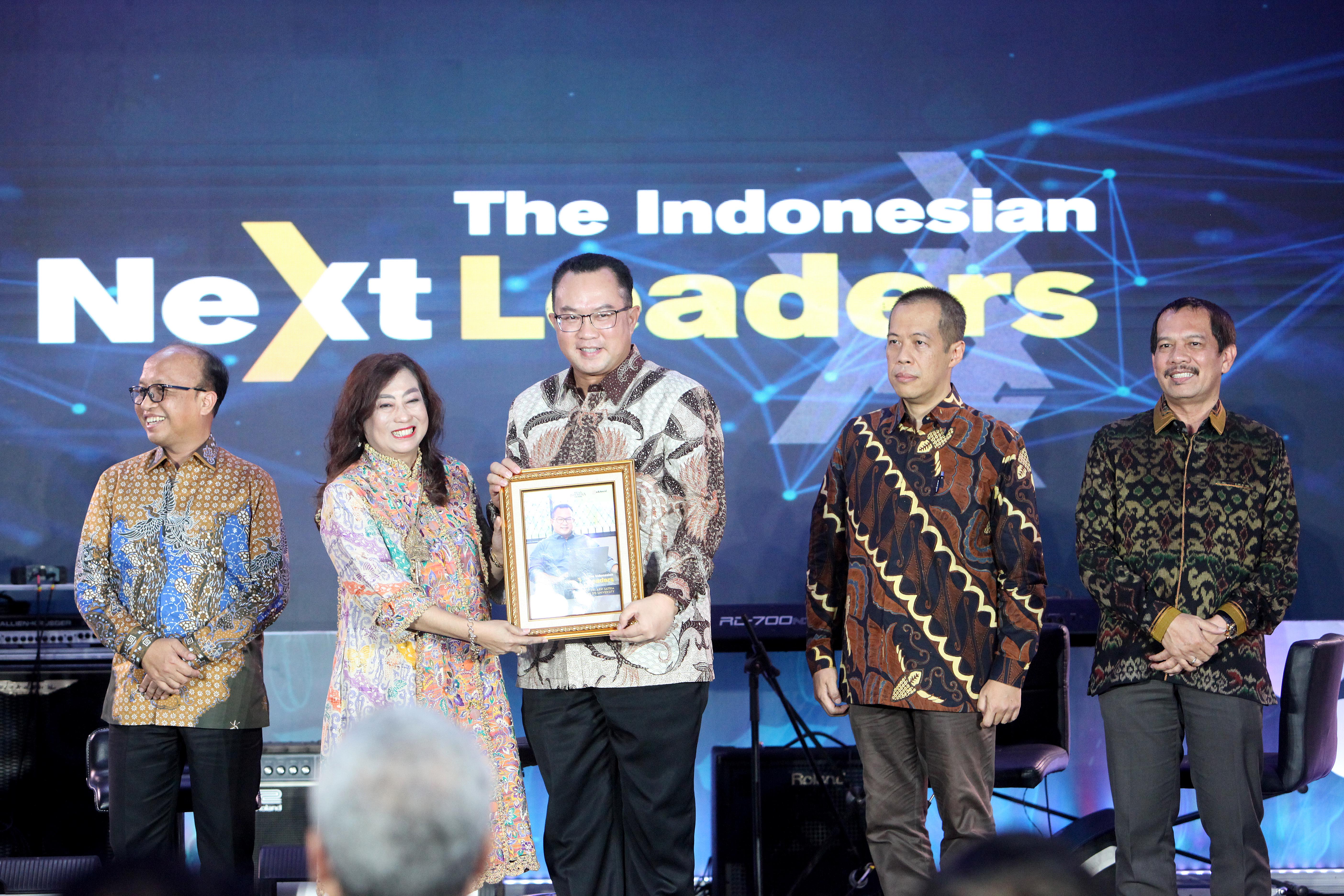 Rektor IPB Arif Satria (tengah) menerima penghargaan sebagai The Indonesia Next Leaders di Media Indonesia