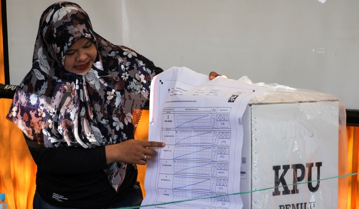 Ilustrasi: Petugas membacakan perolehan suara Pemilu 2024 saat rapat pleno rekapitulasi suara di tingkat kecamatan di Sulsel