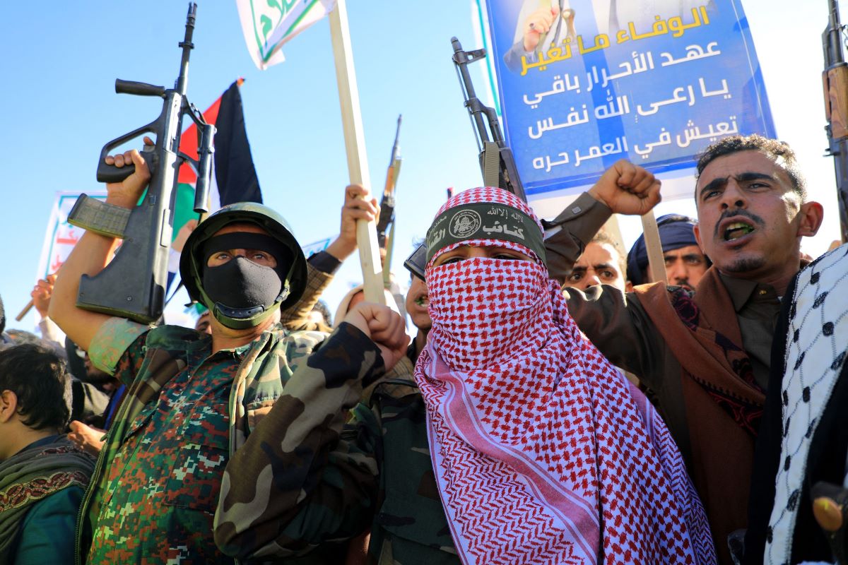 Warga Yaman turun ke jalan di ibu kota Sanaa yang dikuasai Houthi pada 2 Februari 2024, dalam aksi solidaritas untuk Palestina.