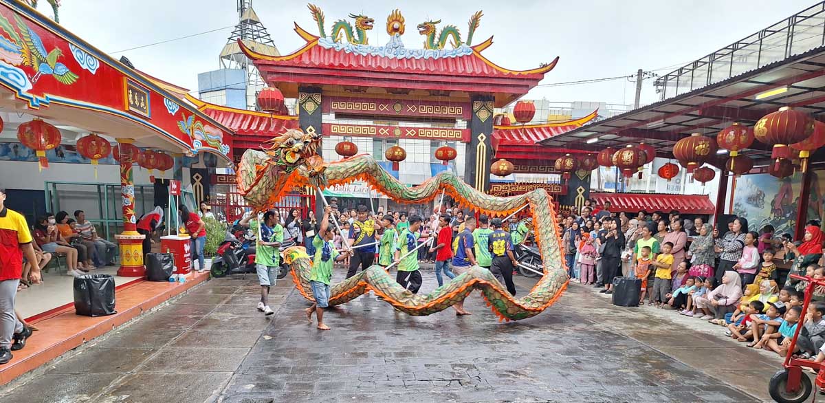 Perayaan Cap Go Meh di Purwokerto syarat dengan akulturasi budaya Tionghoa dan Jawa yang menyatukan dua etnis berbeda di Indonesia.