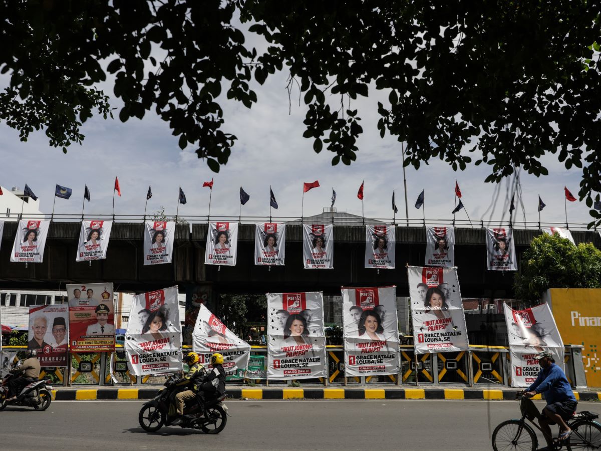 Baliho dan poster sebagai alat peraga kampanye calon legislatif peserta Pemilu 2024 terpasang memenuhi kawasan Pinangsia, Jakarta Barat.