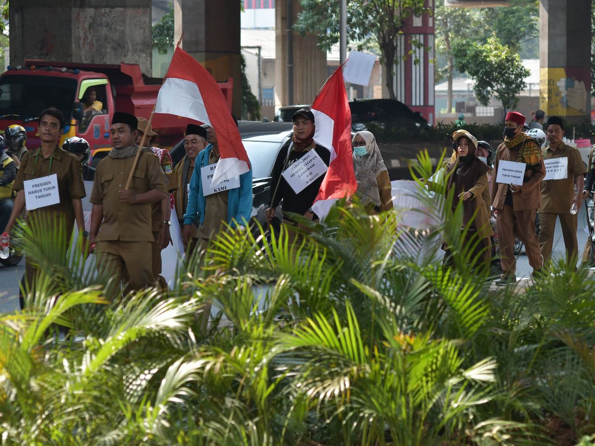 Sejumlah guru honorer dari Kabupaten Bekasi melakukan aksi jalan kaki menuju Istana Negara di Cawang, Jaktim, Kamis (12/10/2023).