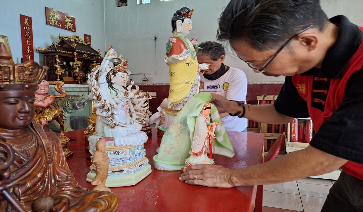 Warga mengelap rupang di Klenteng Hok Tek Bio, Purwokerto.