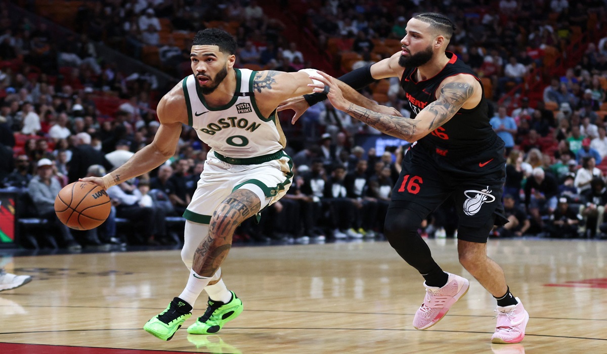 Pebasket Boston Celtics Jayson Tatum (kiri) melewati hadangan pemain Miami Heat di laga lanjutan NBA.