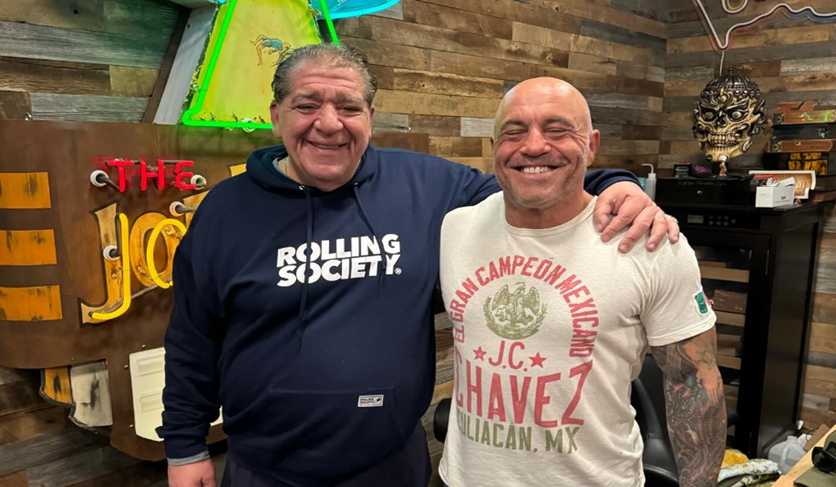 Joe Rogan (kanan) berpose dengan tamunya di Podcast The Joe Rogan Experience