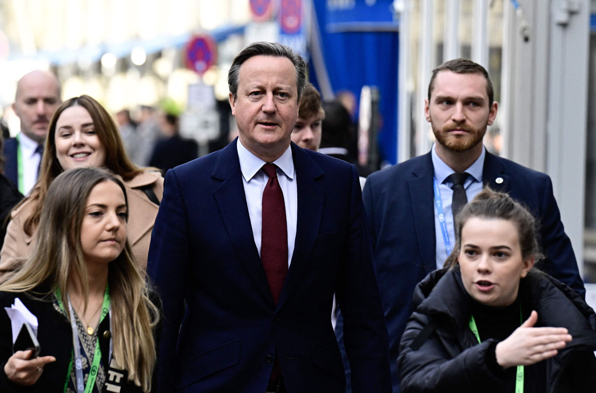 Menlu Inggris David Cameron mengunjungi Kepulauan Falkland, menimbulkan klaim 'provokasi' dari pejabat regional Argentina. 