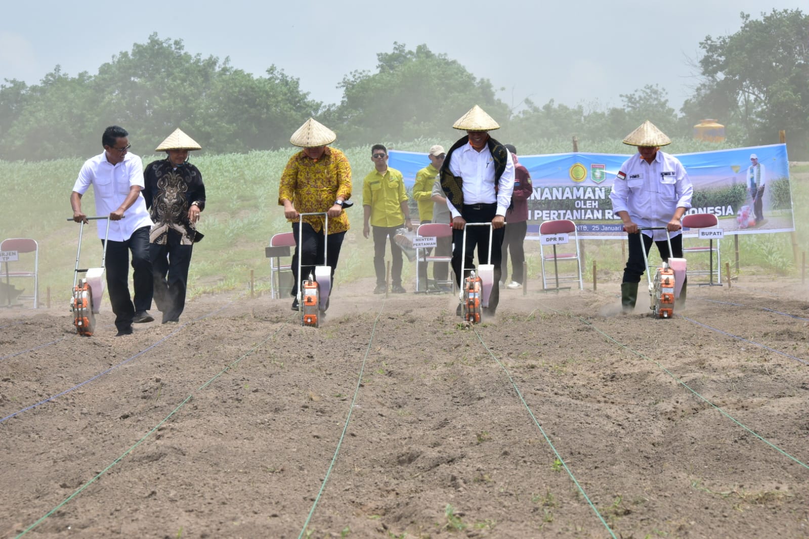 Mentan Andi Amran Sulaiman melakukan tanaman jagung. 
