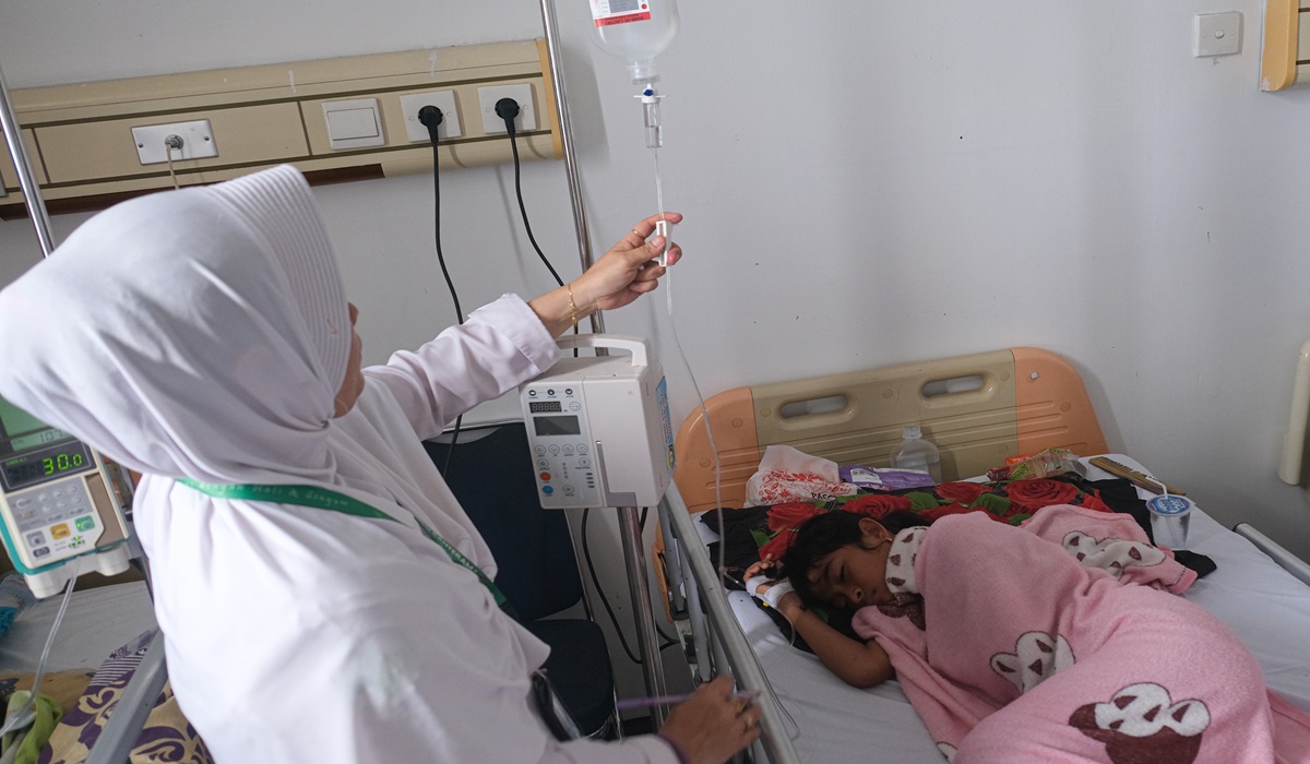 Tenaga kesehatan melakukan pengecekan Infus seorang pasien DBD di RSUD Bahteramas Kendari, Kota Kendari, Sulawesi Tenggara.