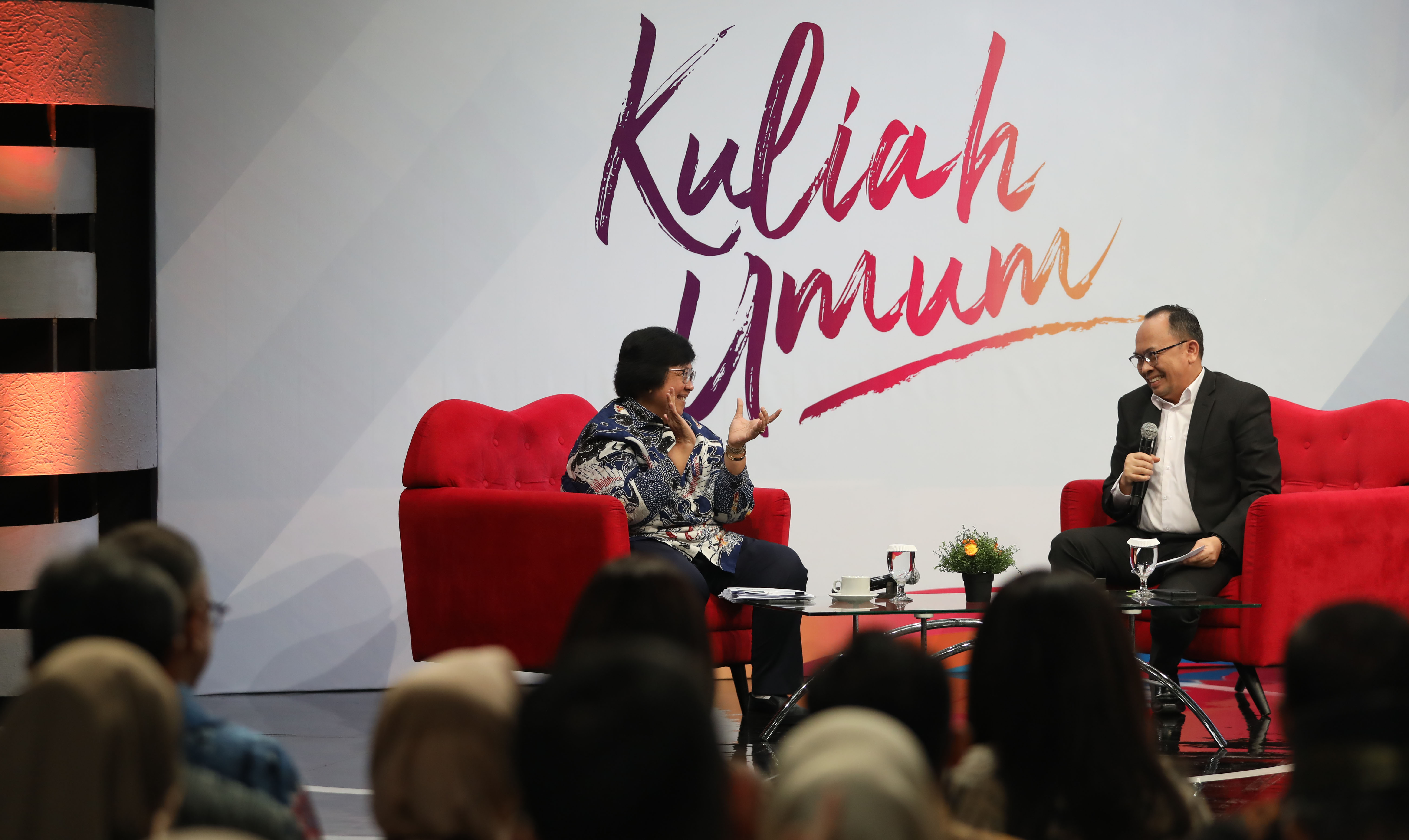  KULIAH UMUM: Menteri LHK Siti Nurbaya bersama anggota Dewan Redaksi Media Indonesia Ade Alawi saat kuliah umum di Grand Studio Metro TV.