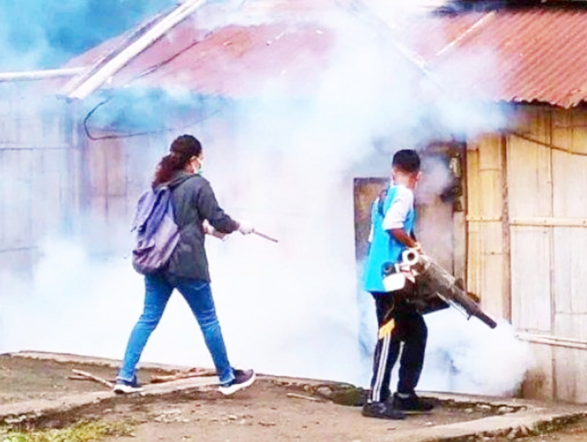 Petugas melakukan fongging di Kabupaten Sikka. 