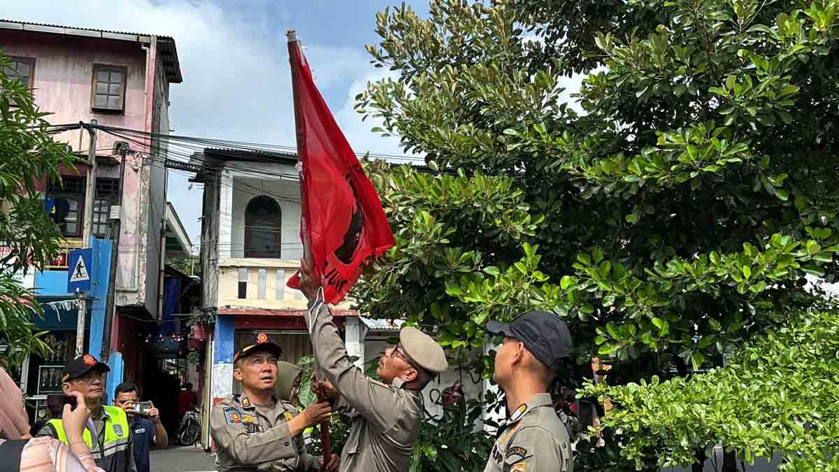 Petugas gabungan berhasil menurunkan 55 ribu alat peraga kampanye di Jakarta Pusat yang kemudian di bawa ke gudang Satpol PP di Cakung
