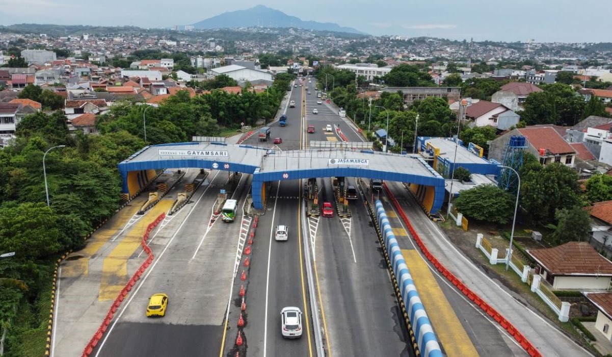 Ilustrasi: sejumlah kendaraan melintas di Gerbang Pintu Jalan Tol Trans Jawa Gayamsari, Semarang