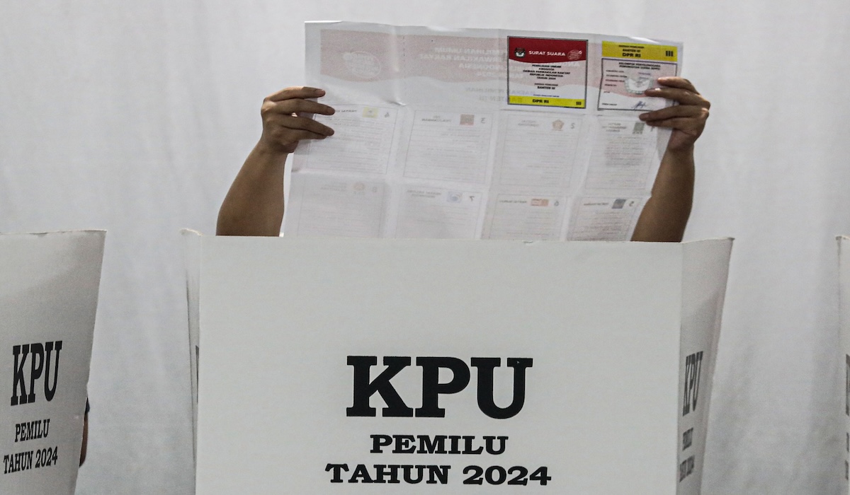 Pemilih membuka surat suara pemilu legislatif