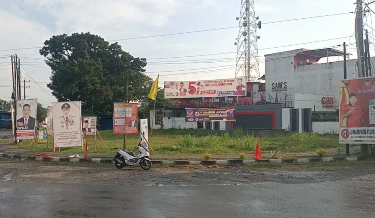 Alat peraga kampanye (APK) di Batubara, Sumut, yang masih terpasang di masa tenang.